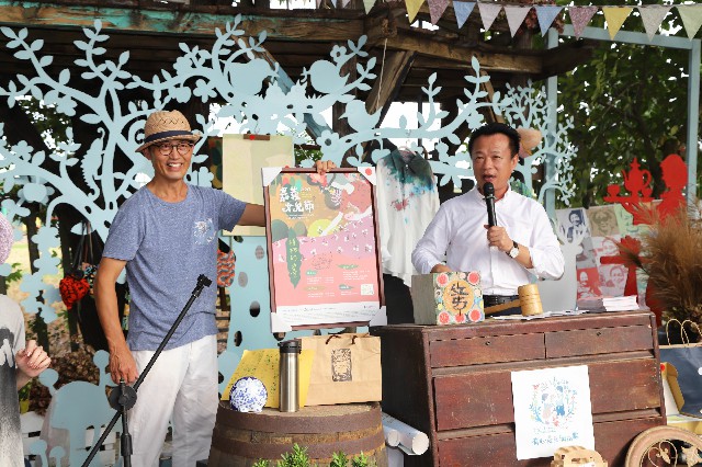 翁章梁更擔任藝術拍賣會的拍賣官，大力推銷起商品，得標民眾更爭相來到台前，與翁縣長拍照留念，令翁章梁忍不住直呼，我這麼會拍賣，早就該找我來主持拍賣嘛！